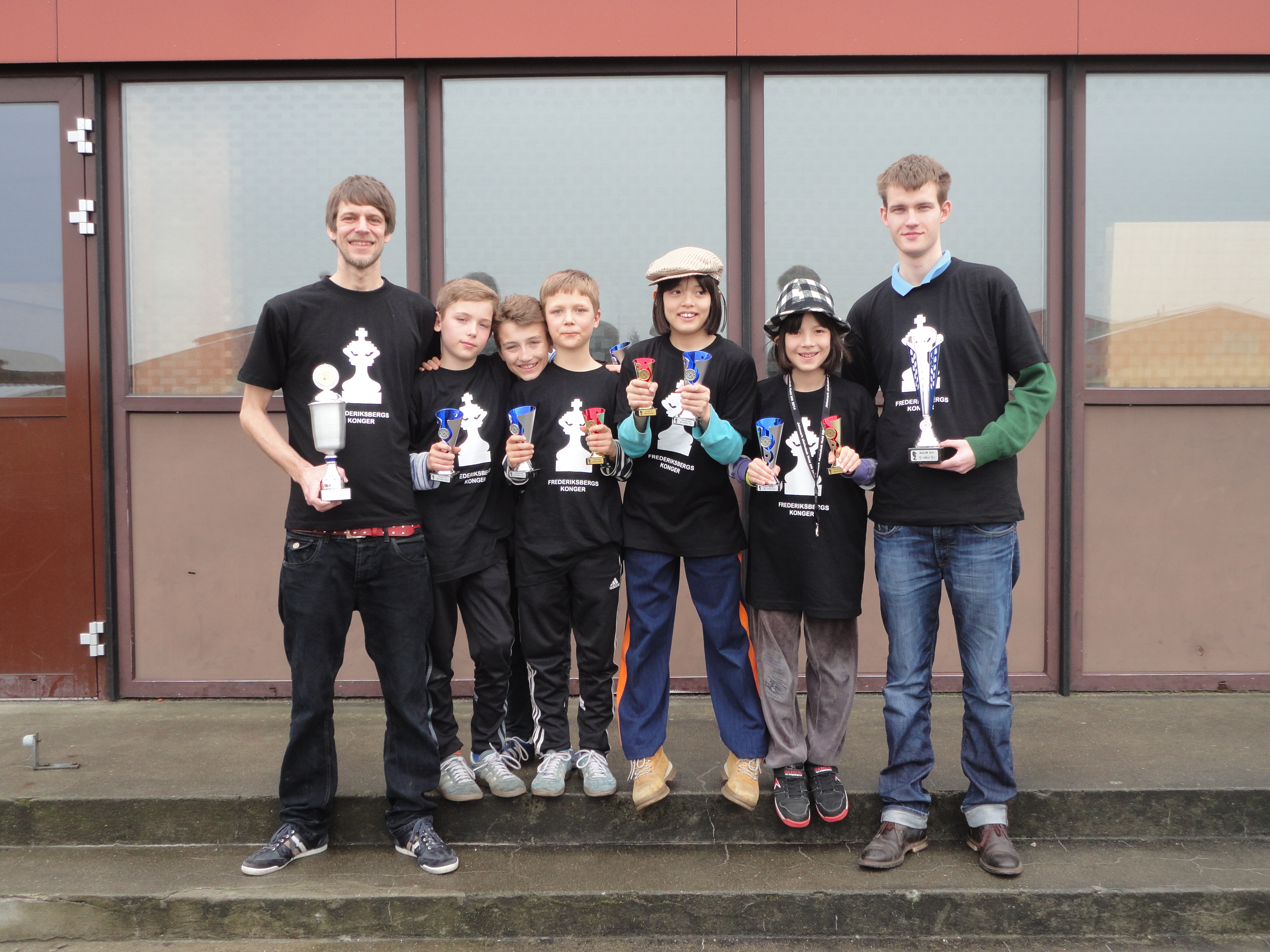Frederiksbergs Konger m. Formand for skoleskak på Skolen på Nyelandsvej: Emil Diderichsen Træner for de øvede: Jacob Brorsen 